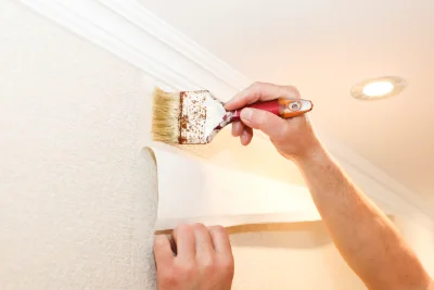 Pose de papier peint à Poyols — revêtements muraux et toiles de verre